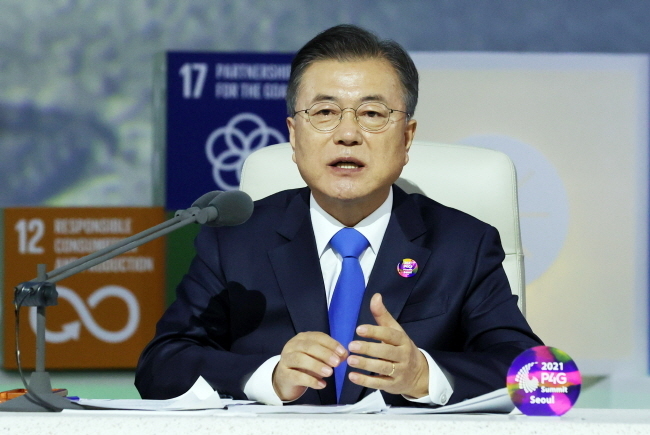 문재인 대통령이 지난 5월 31일 오후 서울 동대문디자인플라자에서 열린 'P4G 서울 녹색미래 정상회의' 정상토론세션에 참석해 의제 발언을 하고 있다.