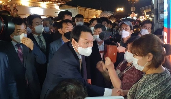 국민의힘 대선주자인 윤석열 전 검찰총장이 17일 오후 경주 황리단길을 찾아 상인들과 인사를 나누고 있다.