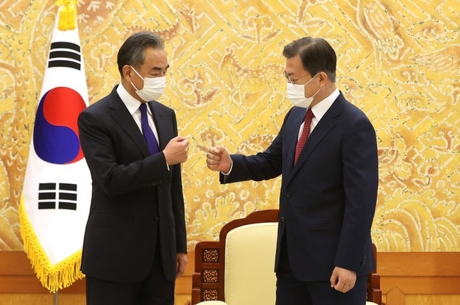 문재인 대통령이 15일 청와대 본관 접견실에서 왕이 중국 국무위원 겸 외교부장과 주먹인사하고 있다.