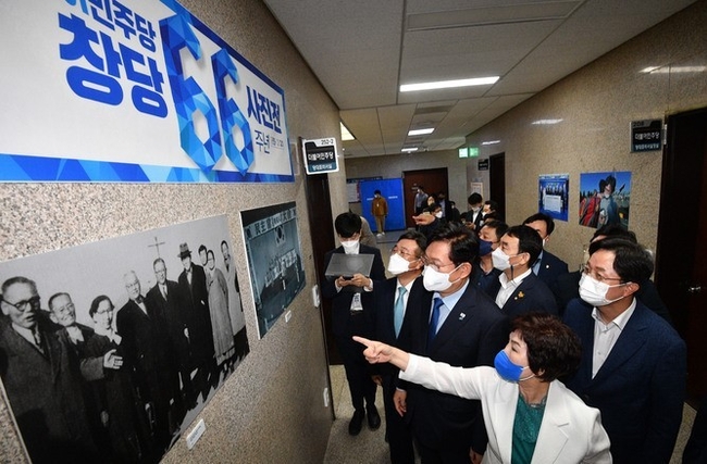 송영길 더불어민주당 대표가 17일 오전 서울 여의도 국회에서 창당 66주년 기념 사진을 관람하고 있다. (공동취재사진)