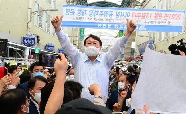 추석을 앞두고 경남지역 민심 끌어안기에 나선 국민의 힘 윤석열 대선경선 후보가 18일 오후 창원시 마산합포구 소재 마산어시장을 찾아 환호하는 지지자들을 향해 손을 들어 인사하고 있다.