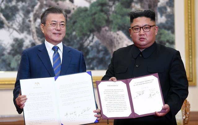 평양사진공동취재단 박진희 기자 = 문재인 대통령과 김정은 국무위원장이 19일 오전 평양 백화원 영빈관에서 평양공동선언문에 서명한 후 합의서를 들어보이고 있다.