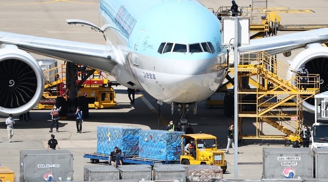 미국 모더나사의 코로나19 백신 87만1000회분이 17일 오후 인천국제공항 화물터미널에 도착해 관계자들이 백신을 옮기고 있다.
