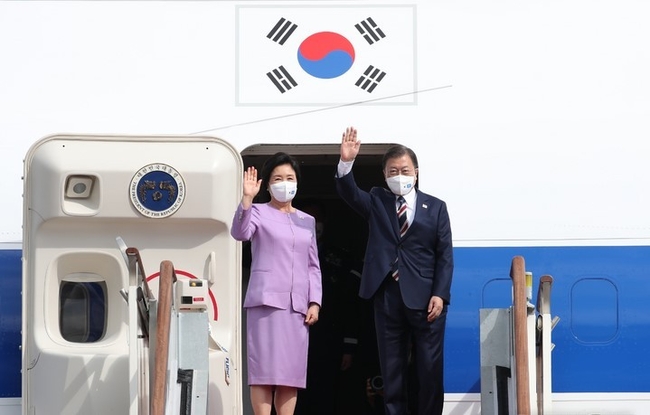 유엔(UN)총회 참석을 위해 미국 뉴욕을 방문하는 문재인 대통령과 김정숙 여사가 19일 경기 성남 서울공항에서 공군1호기에 탑승해 환송 인사들을 향해 손 흔들어 인사하고 있다.