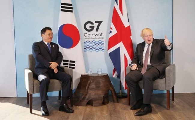 G7 정상회의 참석차 영국을 방문 중인 문재인 대통령이 13일(현지시간) 영국 콘월 카비스베이 양자회담장에서 보리스 존슨 영국 총리와 한-영 정상회담을 하고 있다.