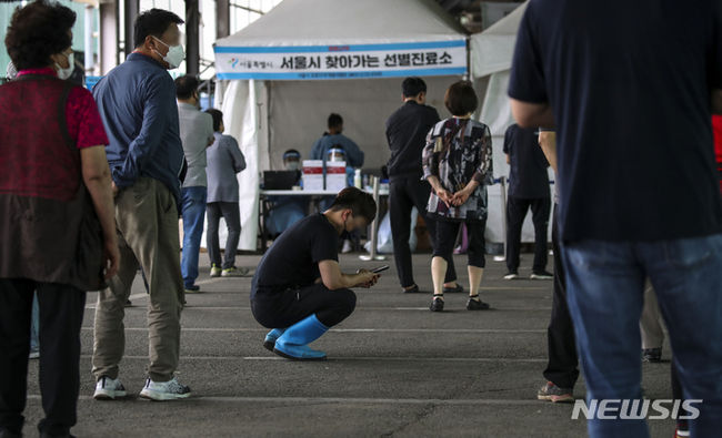 추석 연휴가 시작된 가운데 지난 19일 오후 집단감염이 발생한 서울 송파구 가락농수산물종합도매시장에 설치된 서울시 찾아가는 선별진료소를 찾은 시장 상인 및 관계자들이 코로나19 검사를 받기 위해 줄 서 있다.(사진=뉴시스)