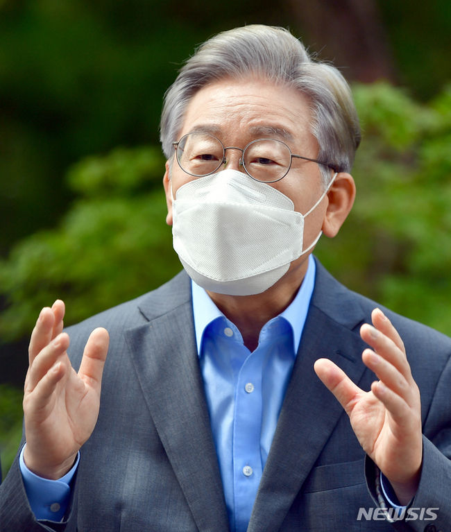 더불어민주당 대선 주자인 이재명 경기지사가 지난 18일 오후 광주 남구 한 미혼모시설을 방문한 뒤 인터뷰를 하고 있다.(사진=뉴시스)