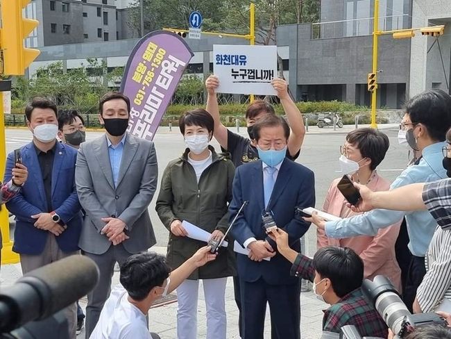 국민의힘 대선주자인 홍준표 의원은 20일 오후 1시 30분께 경기도 성남시 분당구 대장동 택지 개발 현장을 찾았다. (사진 = 홍준표 페이스북 캡처)