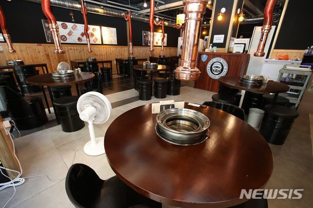 제주 지역 사회적 거리두기 4단계 격상 첫날인 지난달 18일 오후 제주시 연동 누웨모루 거리의 한 식당이 손님이 없어 텅 비어 있다. (사진=뉴시스DB)<br>
