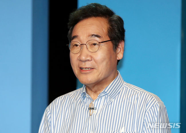 19일 오후 광주 MBC에서 열린 제20대 대통령선거 더불어민주당 경선 후보 토론회 리허설에서 이낙연 후보가 발언하고 있다.(사진=뉴시스)