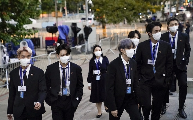  한국 그룹 방탄소년단(BTS) 멤버들이 20일(현지시간) 제76차 유엔 총회가 열린 뉴욕 유엔 본부의 보안 검색대에 도착하고 있다. (사진=뉴시스 제공)