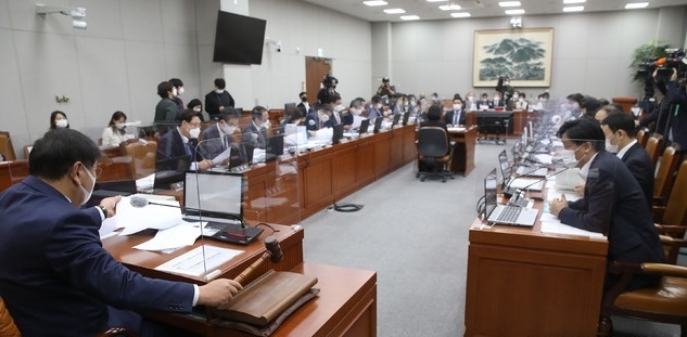 김태년 운영위원회 위원장이 지난해 10월30일 오전 서울 여의도 국회에서 열린 운영위원회의 국가인권위원회에 대한 국정감사에서 의사봉을 두드리고 있다. (사진=뉴시스 제공)