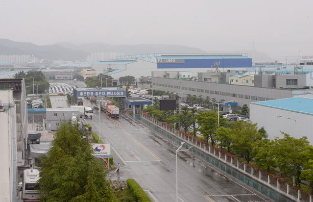 현대자동차가 반도체 수급 문제로 부분 휴업에 들어간 20일 오전 울산 북구 현대자동차 명촌 정문이 한산하다. (사진=뉴시스 제공)