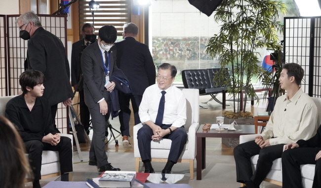 문재인 대통령이 그룹 BTS(방탄소년단)와 21일 오후(현지시간) 미국 뉴욕 주유엔대표부에서 ABC 방송과의 인터뷰를 준비하고 있다.