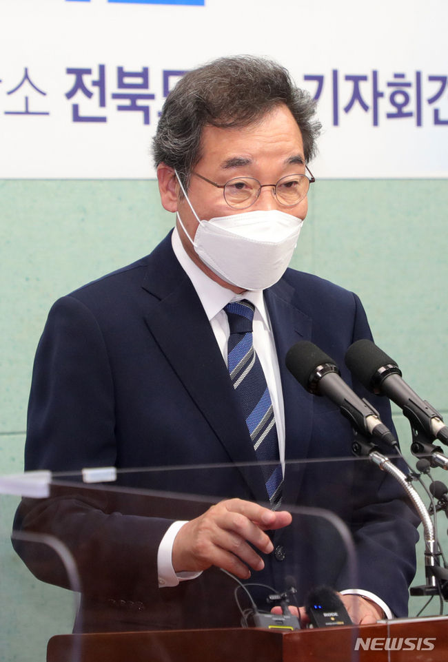 이낙연 더불어민주당 대선 경선 후보가 22일 전북 전주시 전북도의회 브리핑룸을 방문해 기자회견을 열고 질의에 답변하고 있다. 2021.09.22.(사진/뉴시스)