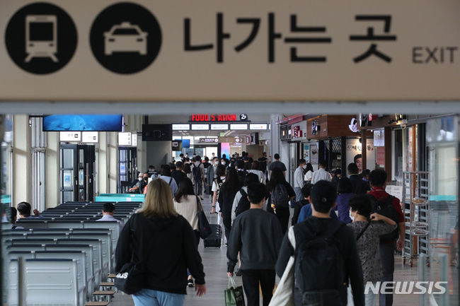 추석 연휴 마지막날인 22일 오전 서울 서초구 서울고속버스터미널에서 시민들이 버스에서 내려 이동하고 있다. 2021.09.22(사진/뉴시스)