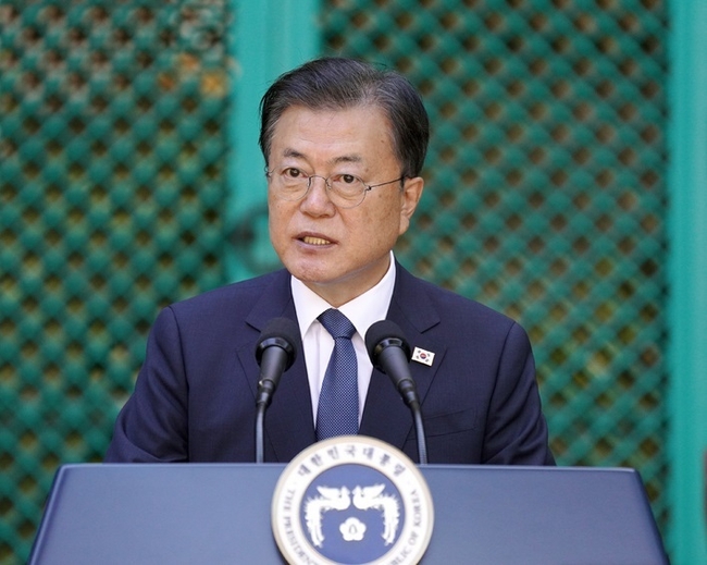문재인 대통령이 22일(현지시간) 미국 하와이대 한국학 연구소에서 열린 독립유공자 훈장 추서식에서 발언하고 있다. (사진=뉴시스 제공)