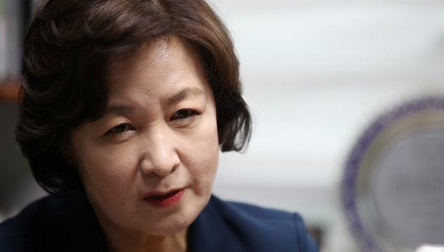 더불어민주당 대권주자인 추미애 전 법무부 장관이 지난 13일 서울 여의도 캠프 사무실에서 인터뷰하고 있다.(사진=뉴시스 제공)