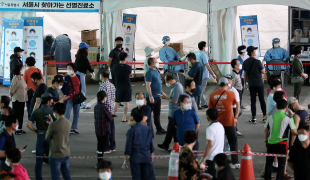 가락시장 관련 누적 확진자가 400명을 넘어선 지난 22일 오전 서울 송파구 가락시장에 설치된 찾아가는 선별진료소에서 시장 종사자들이 검사를 받기 위해 대기하고 있다.(사진=뉴시스 제공)