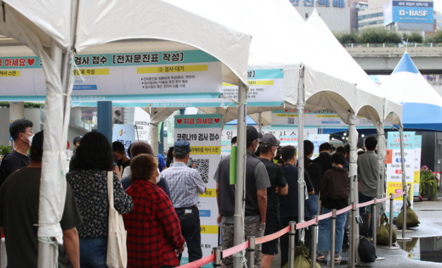 추석 연휴 마지막 날인 22일 오전 서울 용산구 서울역 광장에 마련된 임시 선별검사소에서 시민들이 코로나19 검사를 대기하고 있다.(사진=뉴시스 제공)