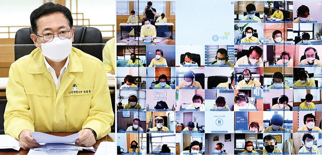 박남춘 인천광역시장이 1일 시청 접견실에서 온라인으로 열린 ‘9월 실국장회의’에서 실·국장들과 주요 시정현안을 논의하고 있다.