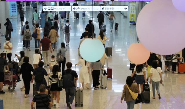 추석 연휴 마지막 날인 22일 오후 제주국제공항 도착층에서 제주를 찾은 관광객들이 발걸음을 옮기고 있다.(사진=뉴시스 제공)