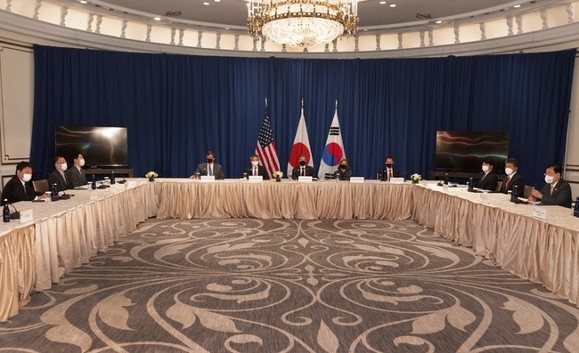 정의용(오른쪽) 외교부 장관이 22일(현지시간) 미국 뉴욕의 팰리스 호텔에서 열린 한미일 3자 외교장관 회의에 참석해 토니 블링컨(가운데) 미 국무장관과 모테기 도시미쓰 일본 외무상과 회담하고 있다. (사진=뉴시스 제공)