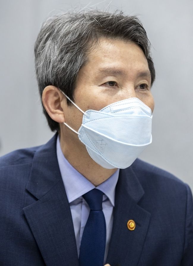 이인영 통일부 장관이 지난 16일 오후 서울 중구 대한적십자사 서울사무소에서 열린 화상 상봉장 시연행사에서 전주·홍성·의정부에 거주하고 있는 이산가족들과 면담하고 있다. 통일부는 지난 8월 기존 이산가족 화상상봉장 13곳에 더해 의정부, 강릉·원주, 청주, 홍성,안동, 전주 등 7곳의 화상 상봉장을 추가로 설치했다. (사진=뉴시스 제공)