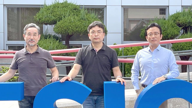 (왼쪽부터) 강태호 씨, 조정형 지도교수, 송기연 겸임교수.