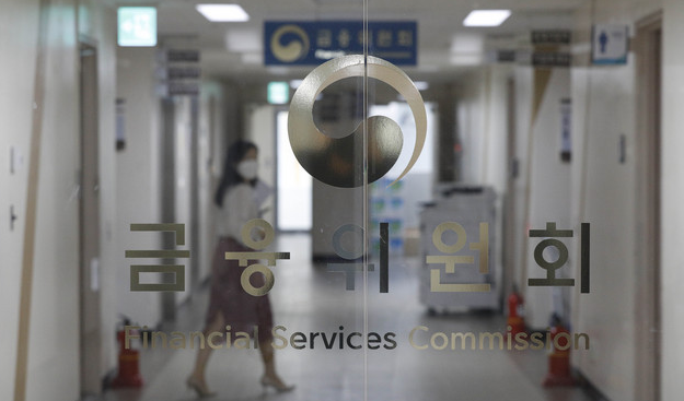 가상자산(암호화폐) 사업자의 금융당국 신고 접수가 24일 마감되는 가운데 24개 거래소가 신고접수를 완료했다.
