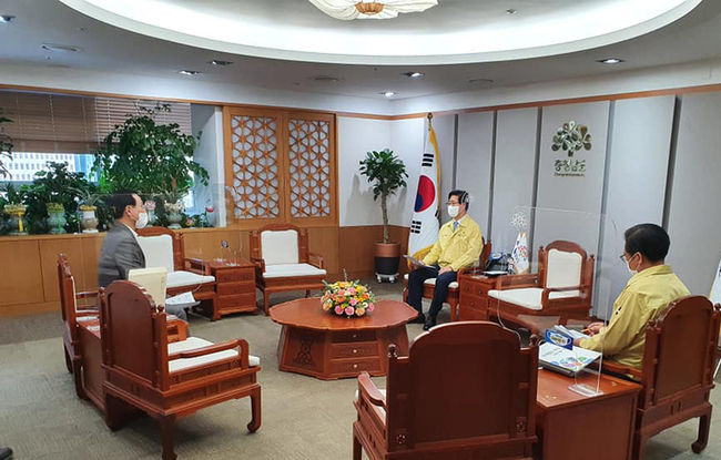 양승조 충남도지사와 박상돈 천안시장이 24일 천안시 재난지원금 예산 문제와 관련해 이야기를 나누고 있다. (사진=박상돈 천안시장 페이스북)