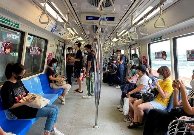 지난 5월19일(현지시간) 싱가포르 지하철에서 승객들이 마스크를 쓰고 있다.