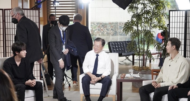  문재인 대통령이 그룹 BTS와 지난 21일 오후(현지시간) 미국 뉴욕 주유엔대표부에서 ABC 방송과 인터뷰를 준비하고 있다..