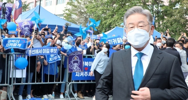이재명 더불어민주당 대선 경선 후보가 26일 전북 완주군 우석대학교에서 열린 더불어민주당 대선 후보 선출을 위한 전북 합동 연설회에 참석해 장내로 들어서고 있다.(사진=뉴시스 제공)