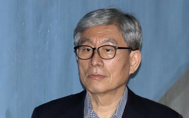 원세훈 전 국정원장이 지난 2019년 5월 서울 서초구 서울중앙지법에서 열린 '특활비 뇌물’ 관련 8차 공판에 출석하고 있다. (사진=뉴시스 제공)