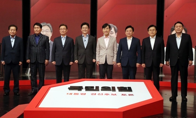 국민의힘 대선 경선 예비후보들이 26일 서울 상암동 채널A 스튜디오에서 열린 방송토론회 전 기념촬영을 하고 있다. 왼쪽부터 홍준표, 안상수, 최재형, 유승민, 하태경, 원희룡, 황교안, 윤석열 후보. (사진=뉴시스 제공)