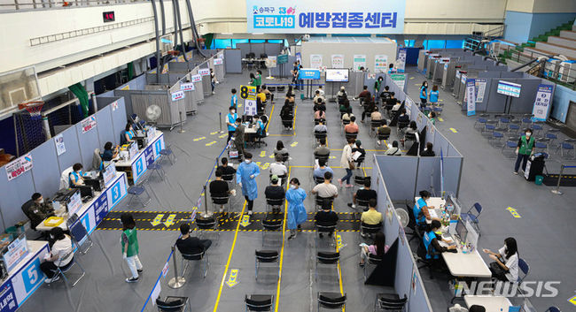 코로나19 백신 1차 접종률이 71.2%를 기록중인 23일 오전 서울 송파구 체육문화센터에 마련된 예방접종센터에서 시민들이 접종 후 이상반응을 살피기 위해 대기하고 있다.(사진=뉴시스 제공)