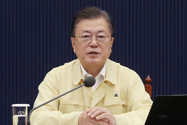 문재인 대통령이 지난 9월14일 오전 청와대 여민관 영상회의실에서 열린 국무회의(영상)에 참석해 발언하고 있다.(사진=뉴시스 제공)