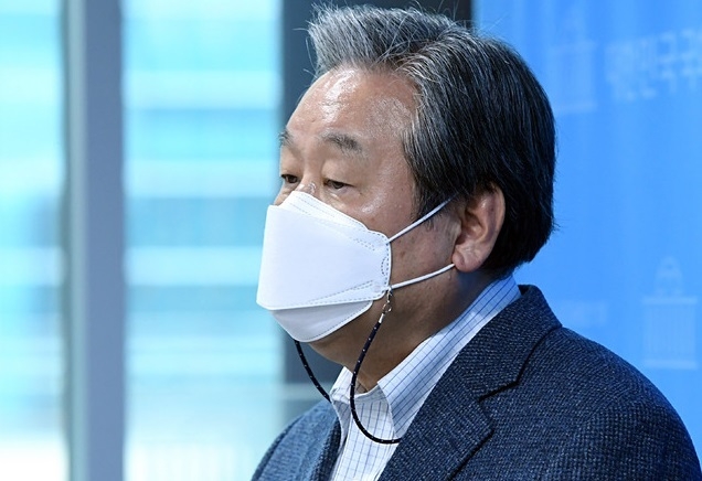 김무성 전 의원이 지난 3월18일 오후 서울 여의도 국회 소통관에서 오세훈·안철수 서울시장 후보 단일화 실무협상 결렬과 관련해 기자회견을 마친 후 취재진 질문에 답하고 있다. (사진=뉴시스 제공)