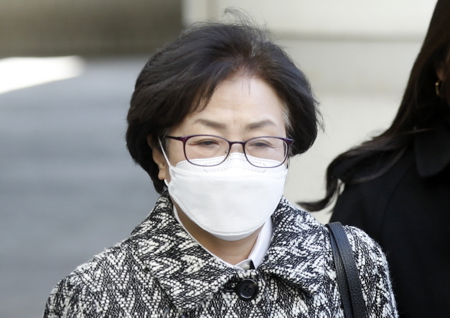 김은경 전 환경부 장관이 지난 2월 9일 '환경부 블랙리스트' 관여 혐의 1심 선고를 받기 위해 서울중앙지방법원으로 향하고 있다.