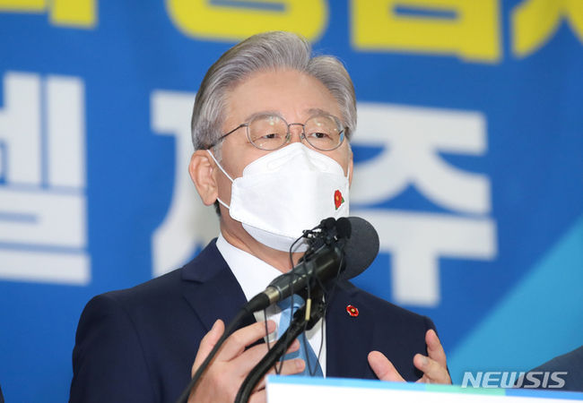 더불어민주당 대권주자인 이재명 경기도지사가 지난 27일 오전 제주상공회의소 5층 국제회의장에서 기자간담회를 열어 취재진의 질문에 답변하고 있다. (사진=뉴시스 제공)