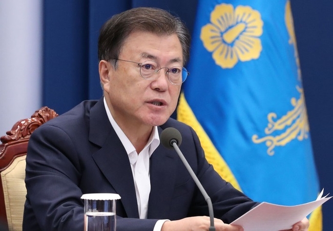  문재인 대통령이 지난 6일 청와대에서 조선산업 성과와 재도약 전략을 의제로 열린 수석보좌관회의에서 발언하고 있다. (사진= 뉴시스 제공)