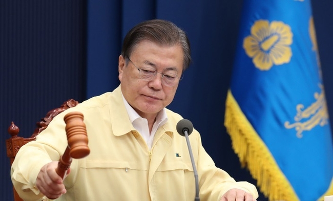 문재인 대통령이 28일 오전 청와대 여민관 영상회의실에서 열린 국무회의에 참석해 의사봉을 두드리고 있다.(사진=뉴시스 제공)