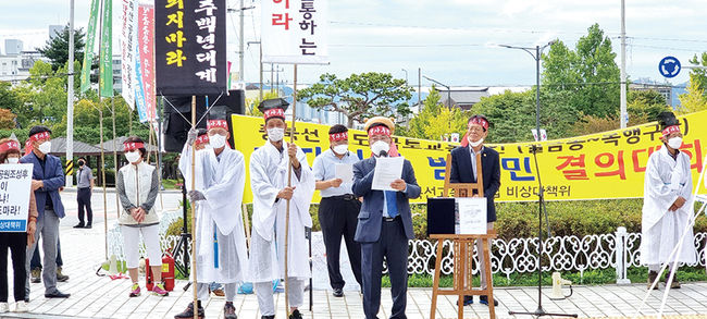9월 28일 상여에 삭발까지 하며 시민들이 충북선고속화철도 선형개선요구를 하며 시위를 하고 있다.