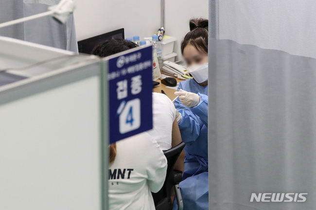 정부가 코로나19 백신을 접종받지 않은 미접종자에 대한 다중이용시설 이용에 제한을 두는 '백신 패스'를 도입할 예정이라고 밝힌 지난 29일 오후 서울 동대문구 예방접종센터에서 시민이 접종을 하고 있다.(사진=뉴시스 제공)