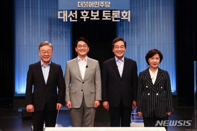 더불어민주당 대선 경선 후보들이 28일 서울 목동 SBS에서 열린 더불어민주당 제20대 대선 후보 TV토론에 참석해 기념촬영을 하고 있다. 왼쪽부터 이재명, 박용진, 이낙연, 추미애 후보.(사진=뉴시스 제공)