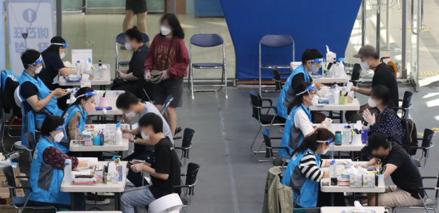 코로나19 백신 1차 접종률이 71.2%를 기록중인 23일 오전 서울 송파구 체육문화센터에 마련된 예방접종센터에서 시민들이 예진표를 작성하고 있다.(사진=뉴시스 제공)