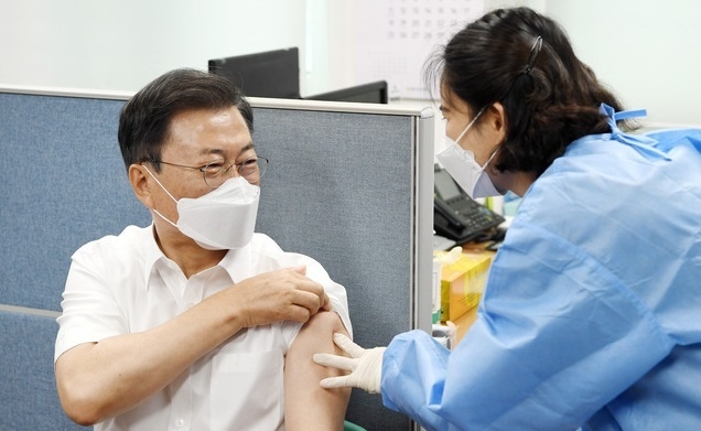 문재인 대통령이 30일 오전 서울 종로구 종로보건소에서 코로나19 백신 2차 예방 접종을 하고 있다.(사진=뉴시스 제공)
