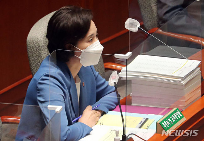 유은혜 사회부총리 겸 교육부 장관이 9일 오전 서울 여의도 국회에서 진행된 예산결산특별위원회 전체회의에 참석해 의원들의 질의에 답하고 있다. (사진=뉴시스 제공)