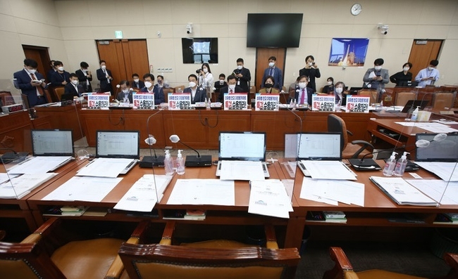  1일 서울 여의도 국회에서 열린 과학기술정보방송통신위원회 국정감사에서 여당 의원들의 자리가 비어있다. 이날 국민의힘 의원들이 회의장에 '이재명 판교 대장동게이트 특검 수용하라'고 적힌 피켓을 들고 입장한 것에 대해 더불어민주당 과방위 소속 의원들이 항의한 뒤 회의장을 나섰다. (사진=뉴시스 제공)